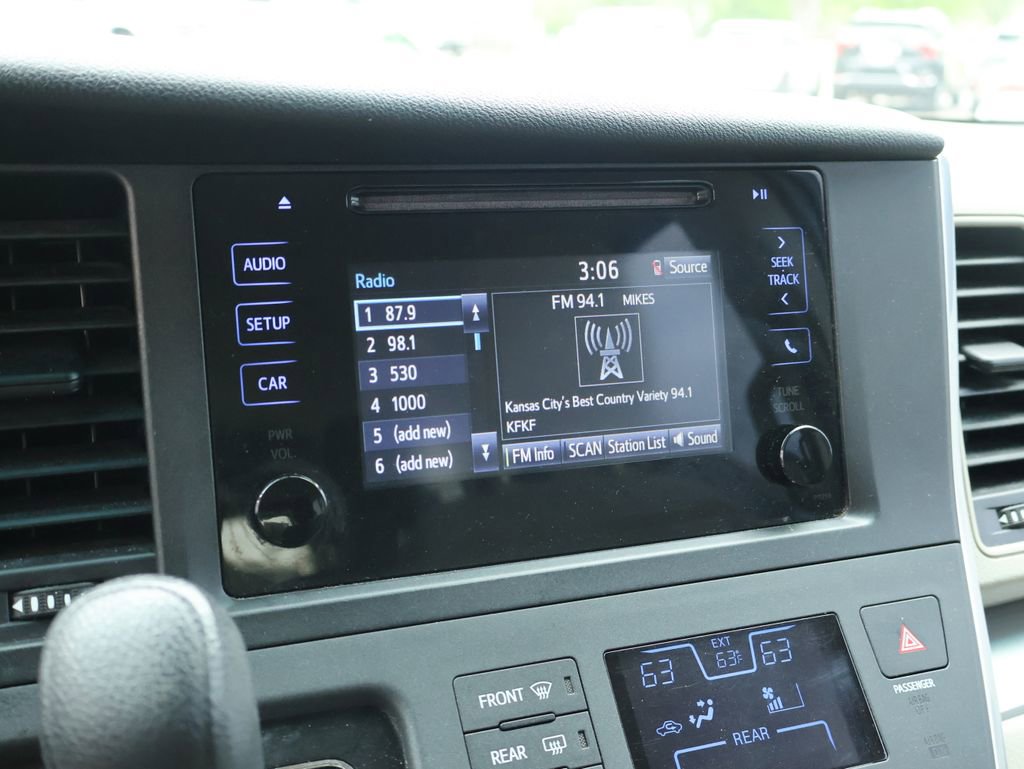 Used 2017 Toyota Sienna L FWD image 12