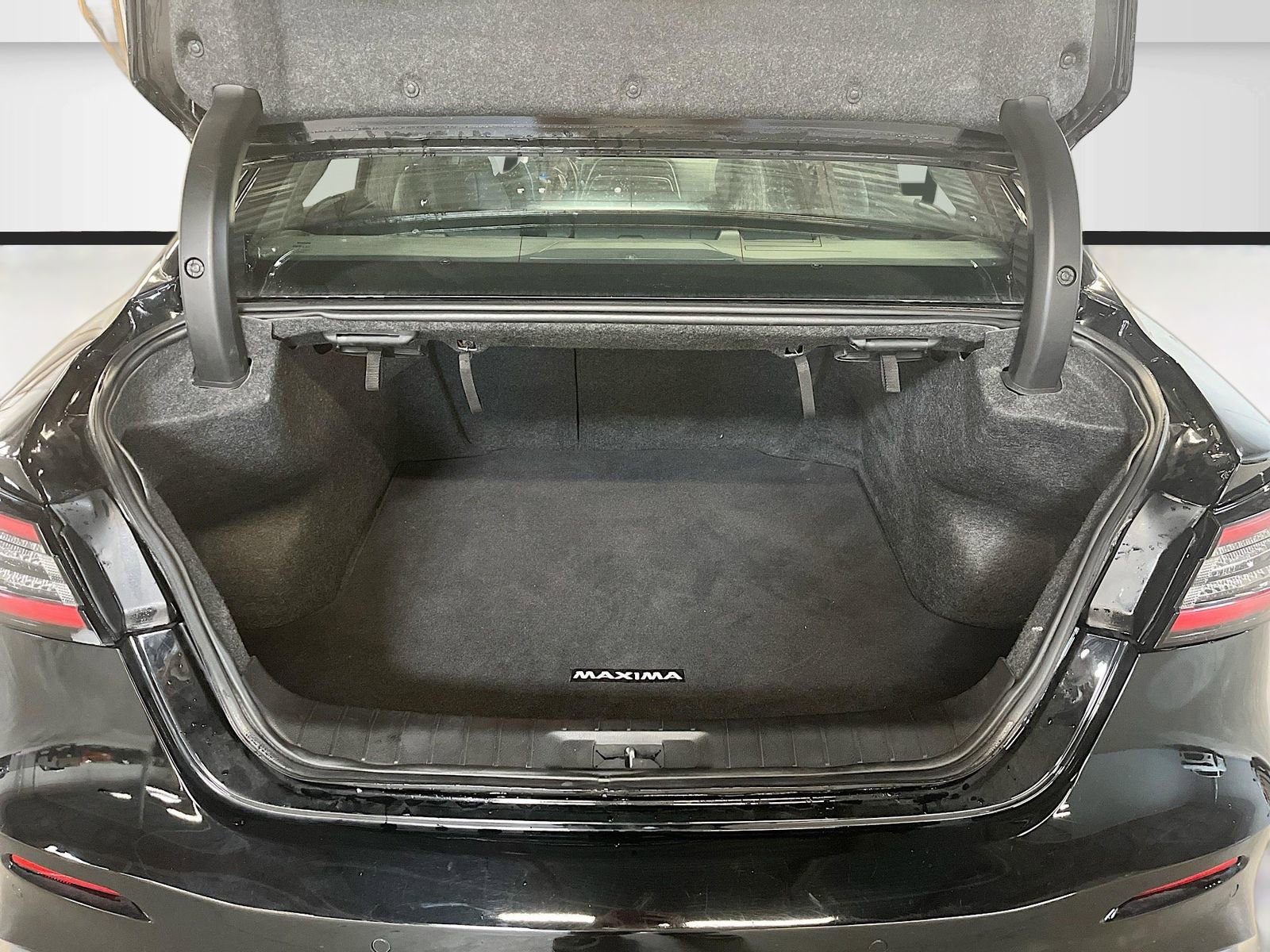 Used 2023 Nissan Maxima SR w/ Sport Mat Group image 29