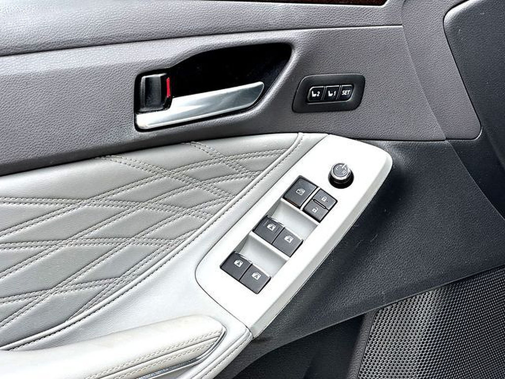 Used 2022 Toyota Avalon Limited w/ Advanced Safety Package FWD image 11