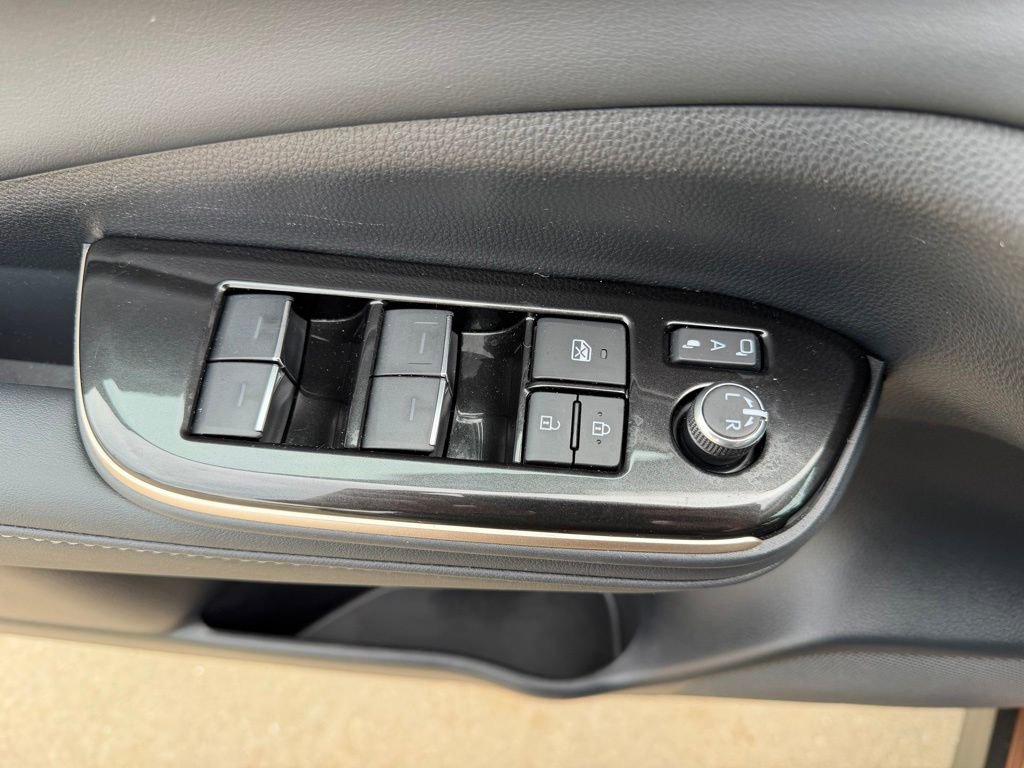 Certified 2025 Toyota Crown Signia AWD/4WD image 6