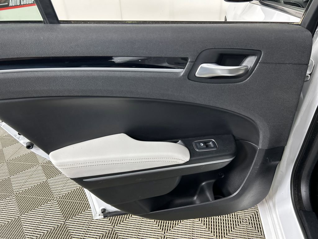 Used 2019 Chrysler 300 S image 16