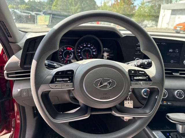 Used 2022 Hyundai Elantra SE FWD image 18