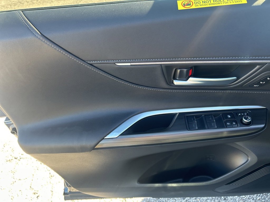 Used 2021 Toyota Venza Limited w/ Carpet Mat Package (TMS) image 12