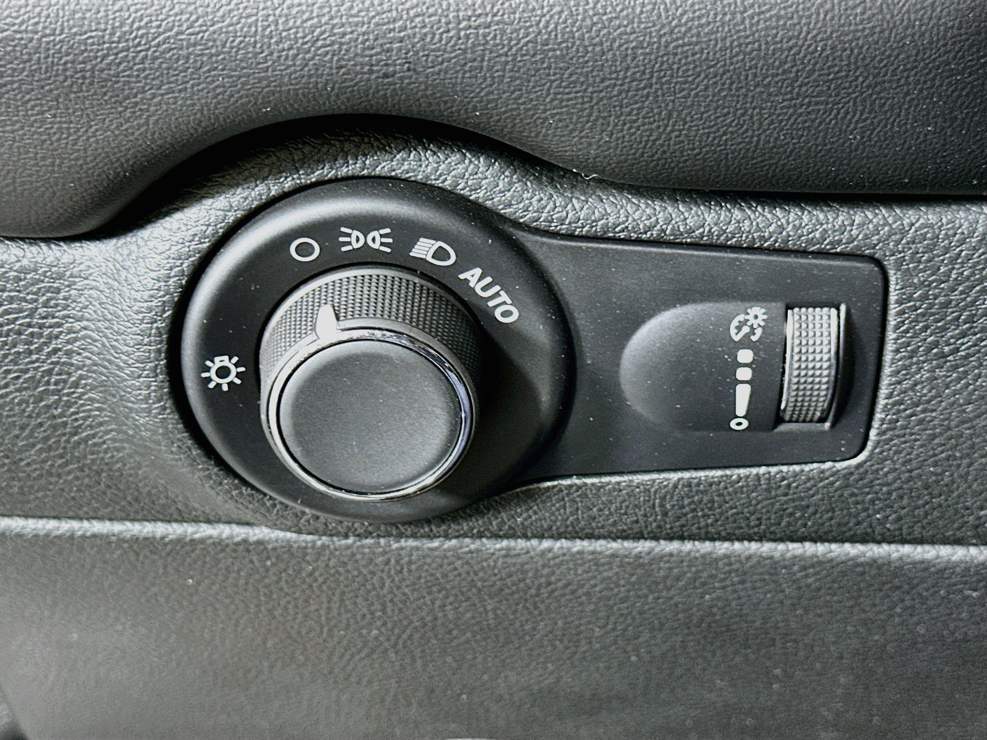Used 2025 Dodge Durango GT RWD image 16