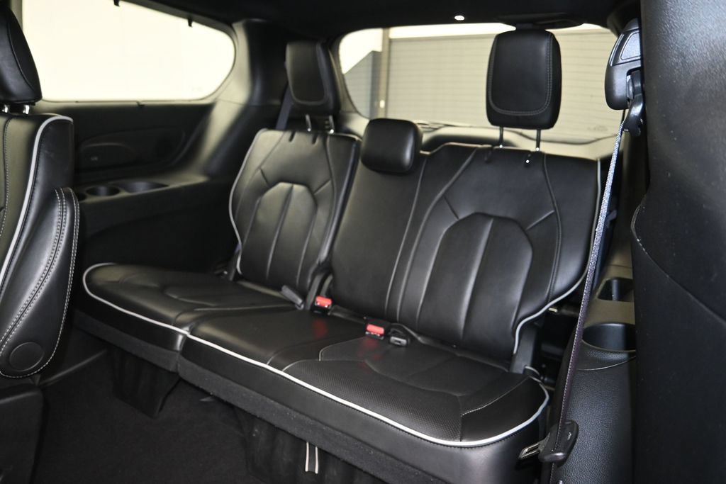 Used 2025 Chrysler Pacifica Limited FWD image 23