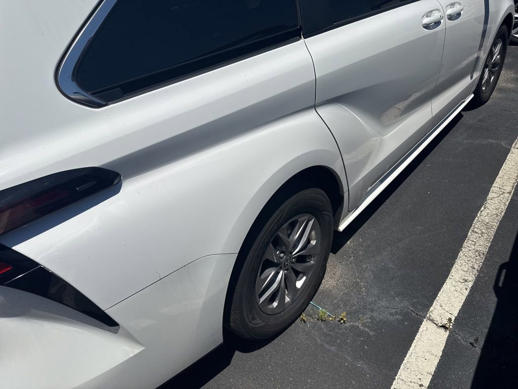 Used 2023 Toyota Sienna LE AWD/4WD image 11
