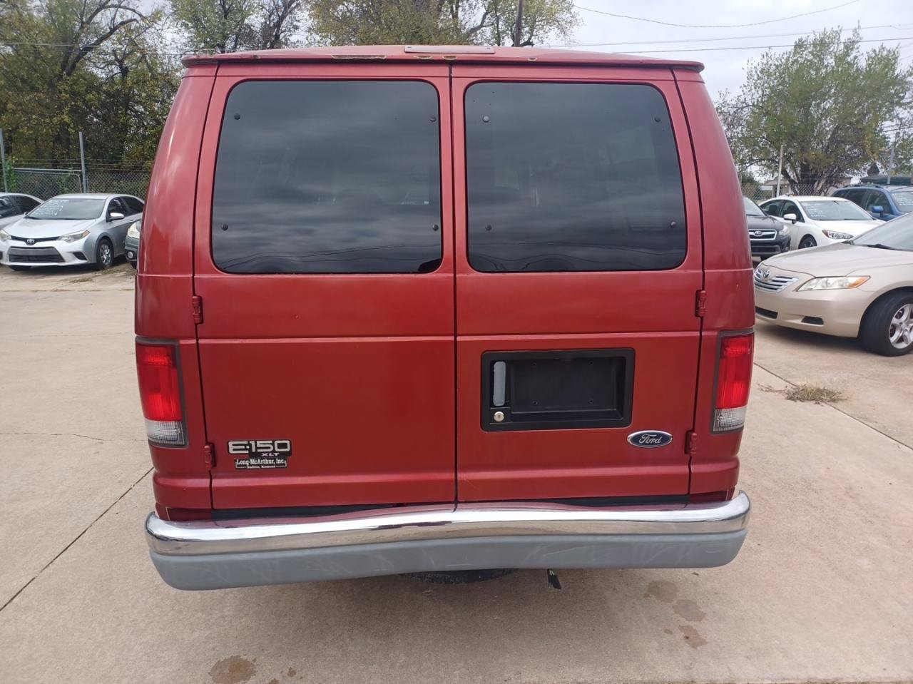 Used 1999 Ford E-150 and Econoline 150 Wagon RWD image 7