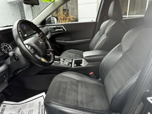 Used 2024 Mitsubishi Outlander SE image 2