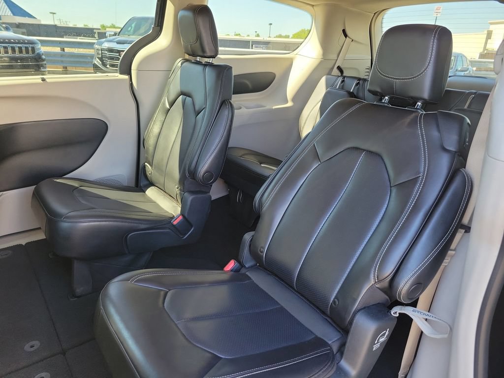 Used 2023 Chrysler Pacifica Touring-L FWD image 19