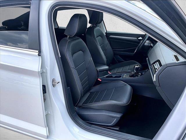 Used 2024 Volkswagen Jetta SE w/ Panoramic Sunroof Package FWD image 9