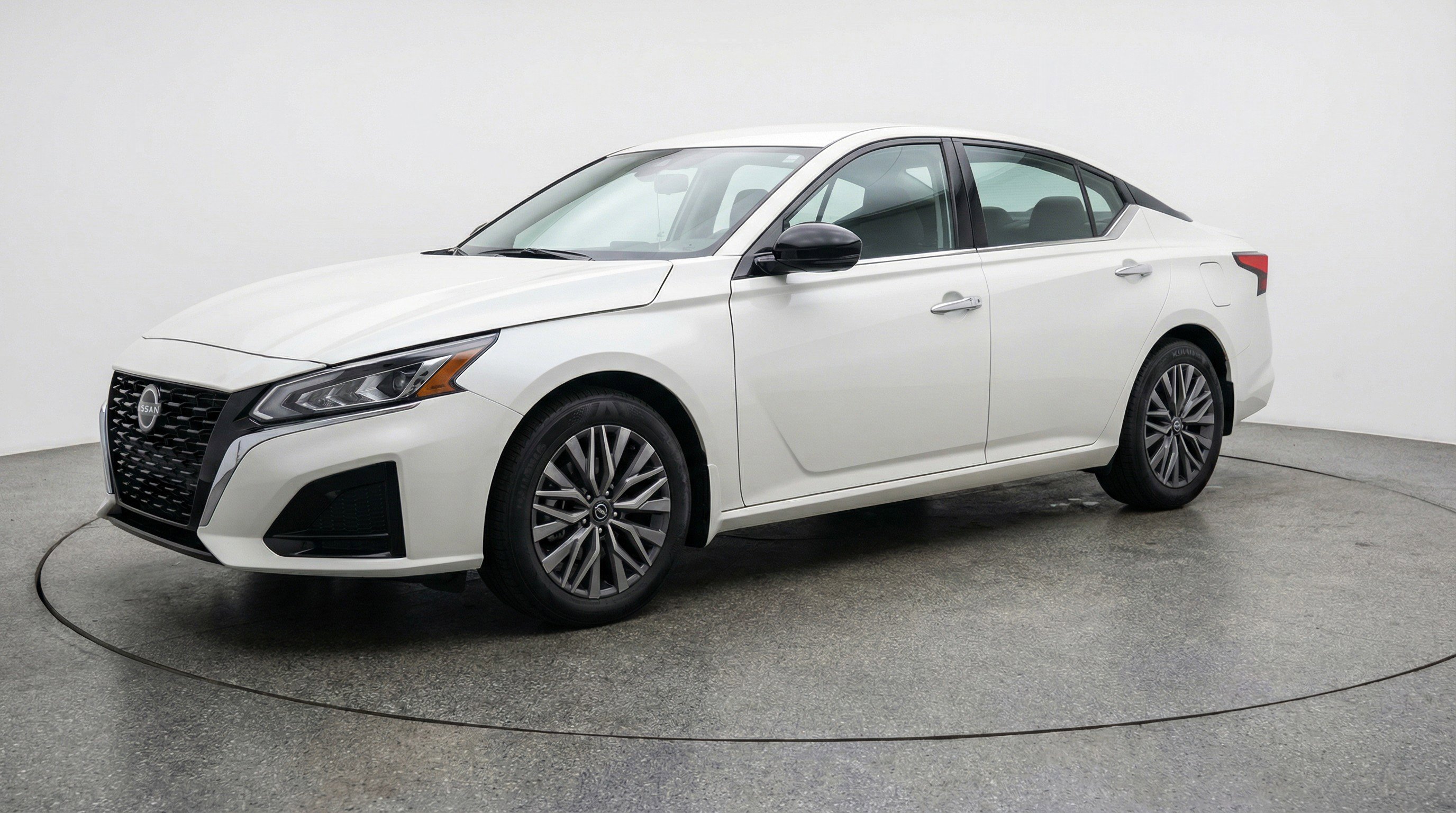 Used 2025 Nissan Altima 2.5 SV image 3