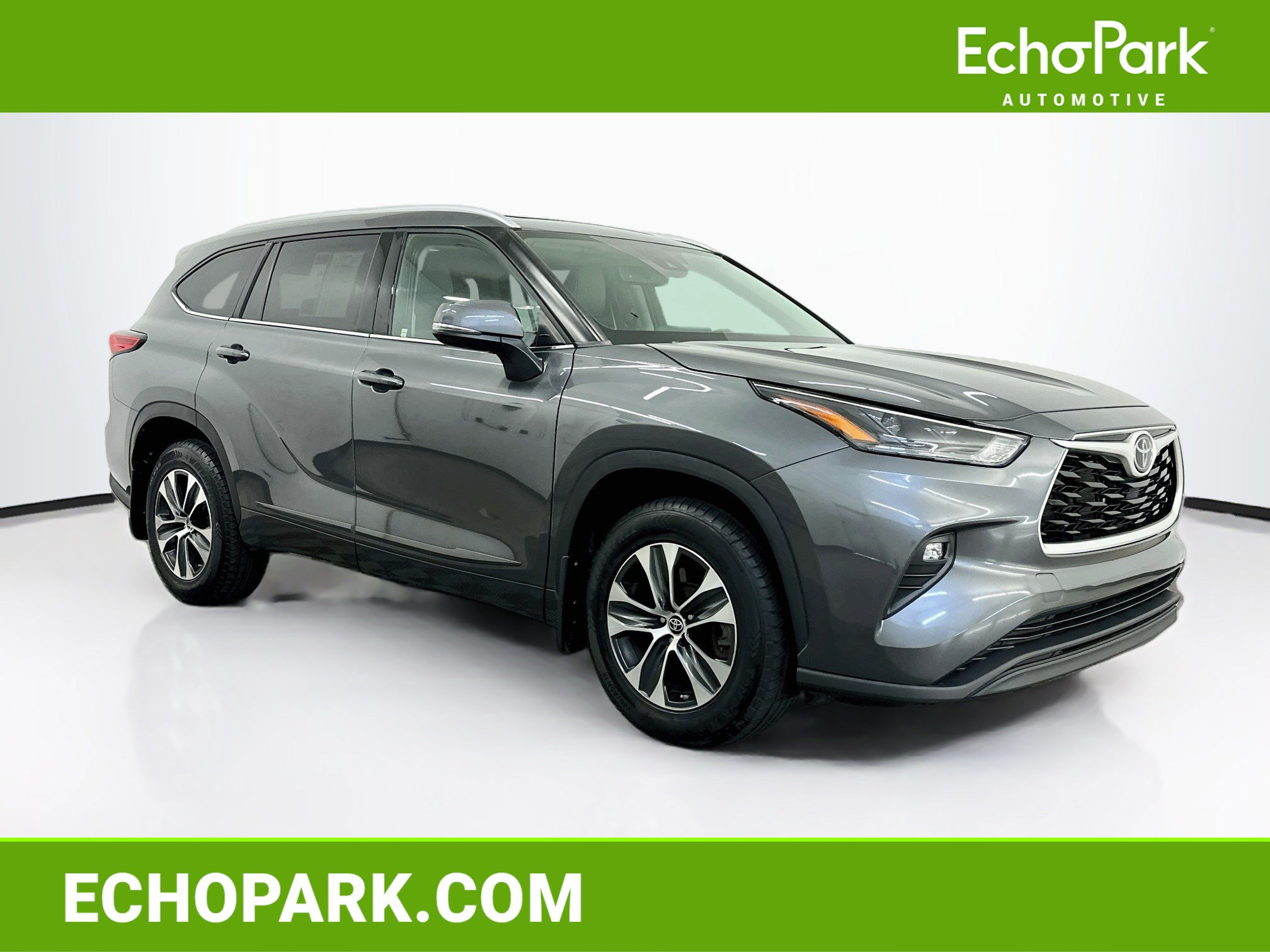 Used 2022 Toyota Highlander XLE AWD/4WD image 1