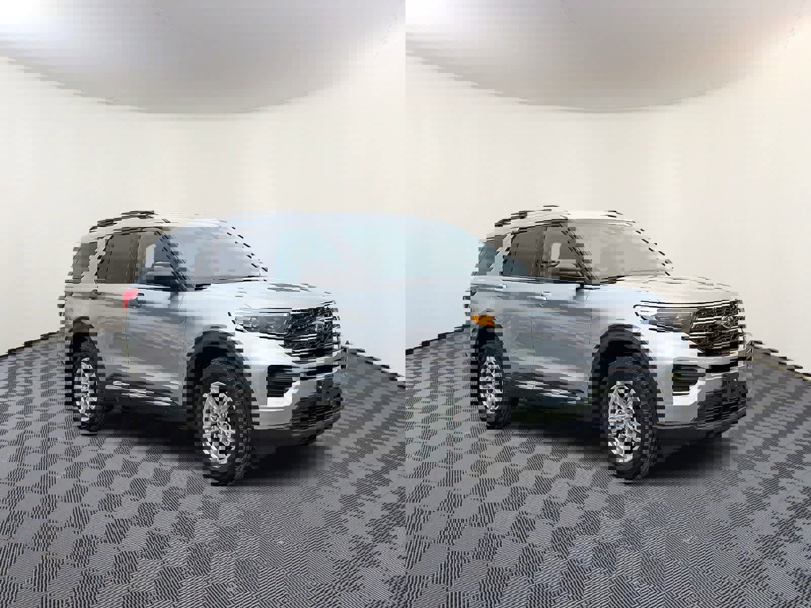 Used 2022 Ford Explorer XLT image 4