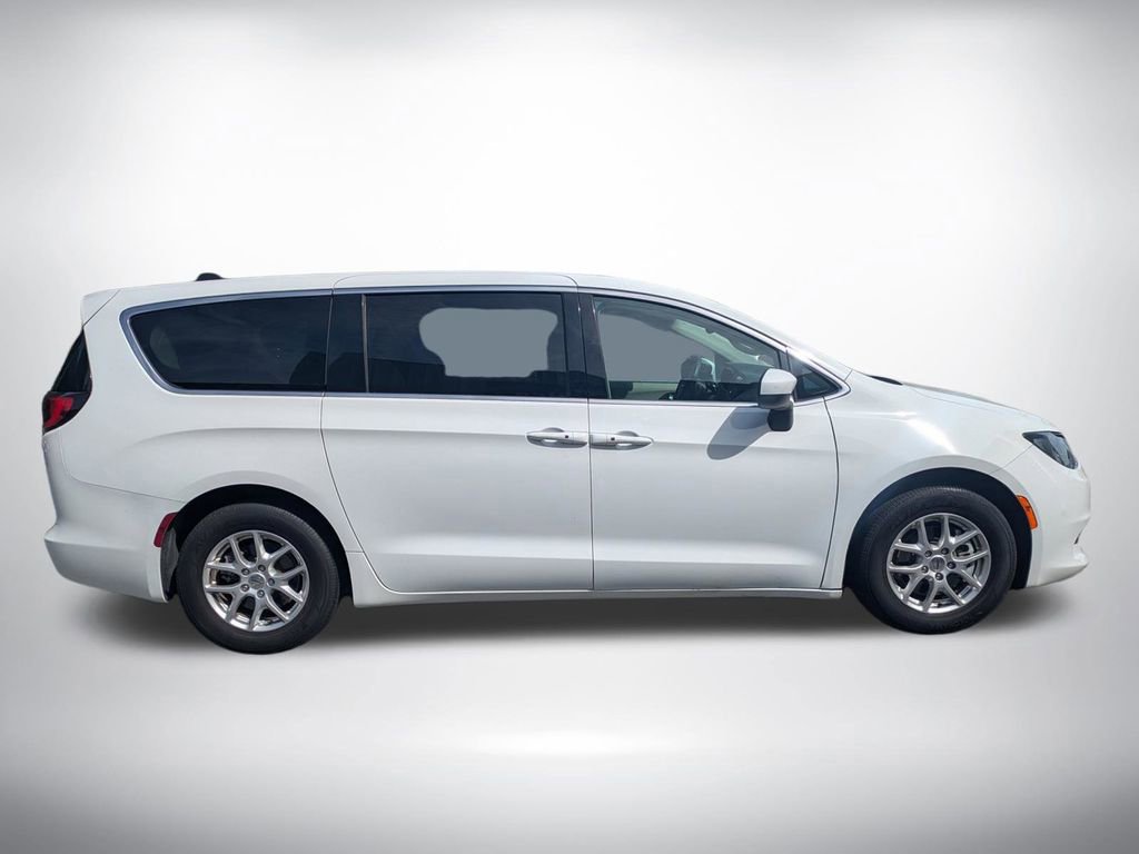 Used 2023 Chrysler Voyager LX image 2