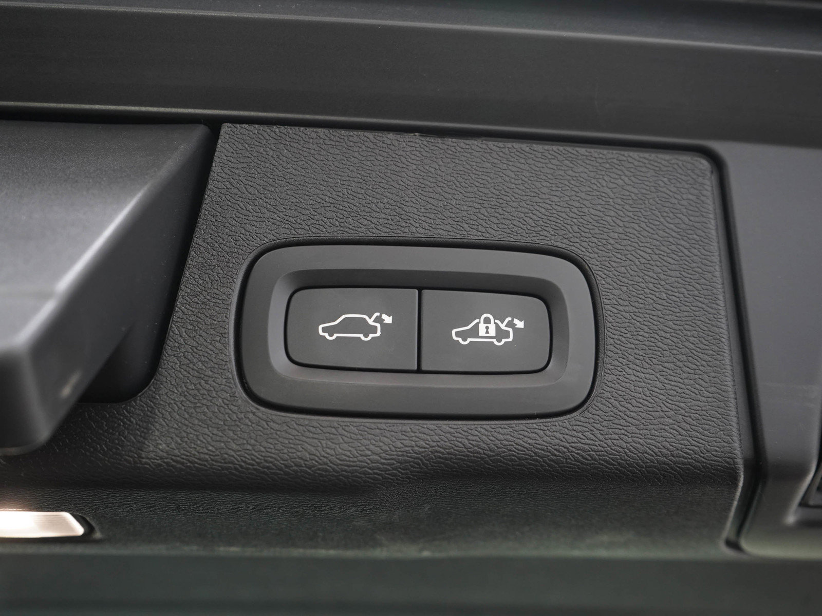 Used 2025 Volvo XC60 B5 Plus AWD/4WD image 11