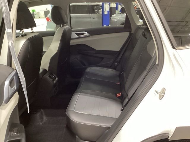 Certified 2025 Volkswagen Taos SE image 15
