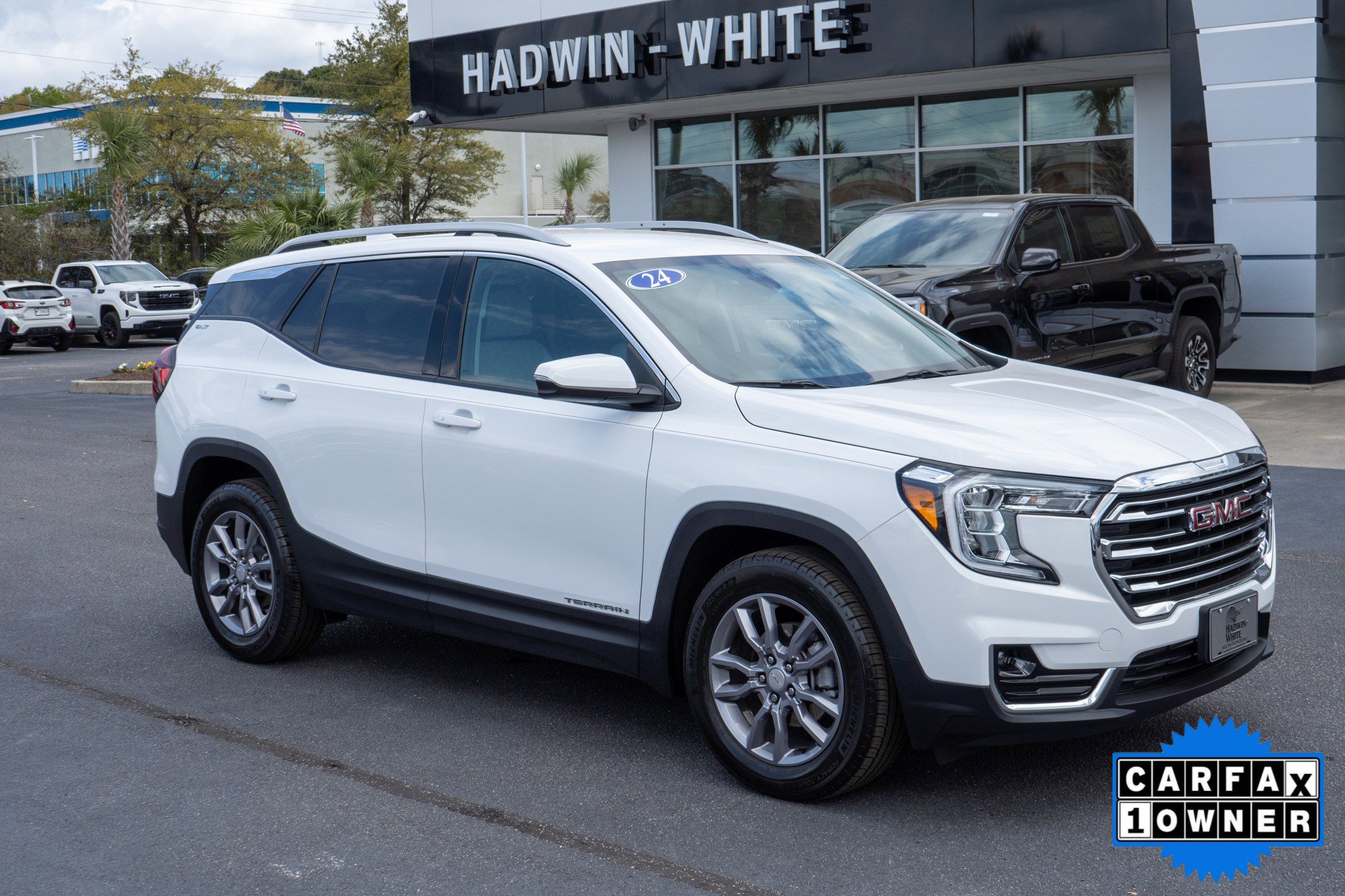 Used 2024 GMC Terrain SLT w/ LPO, Floor Liner Package image 1