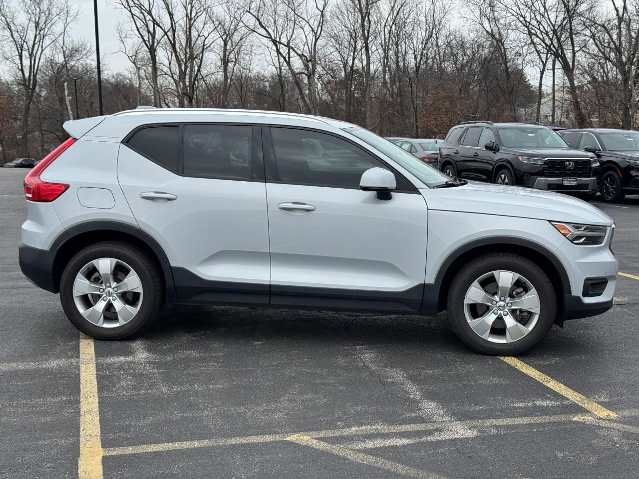 Used 2022 Volvo XC40 T4 Momentum image 3