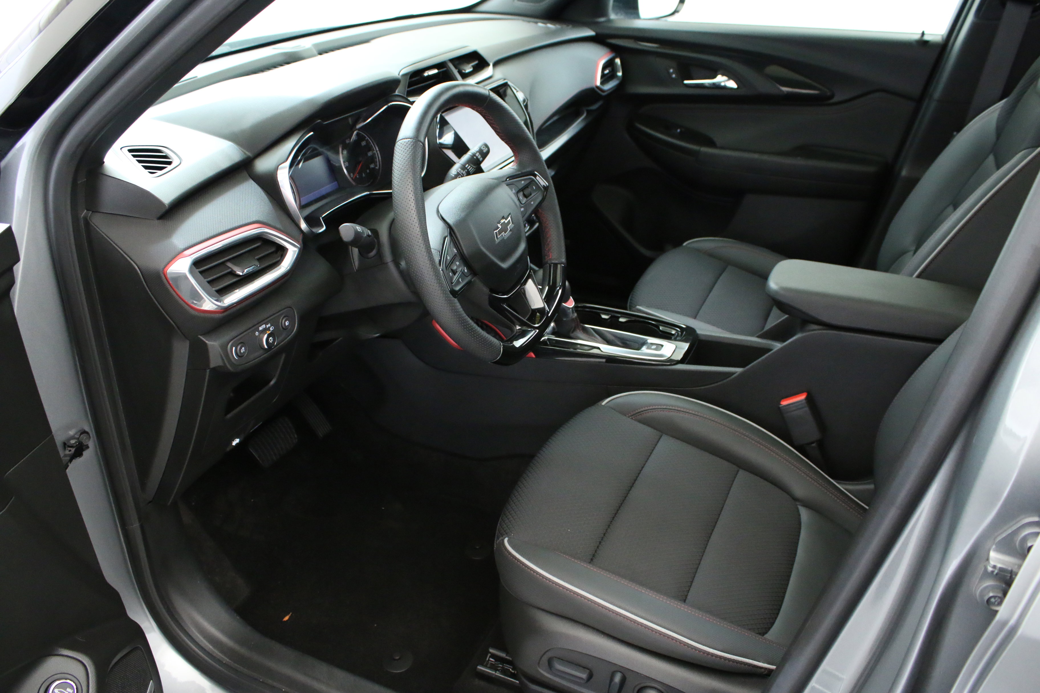 Used 2023 Chevrolet TrailBlazer RS w/ Sun and Liftgate Package image 24