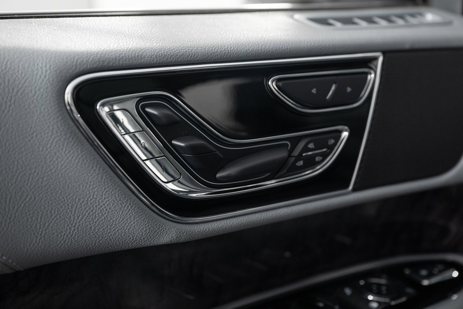 Used 2021 Lincoln Navigator Reserve w/ Cargo Convenience Package image 16