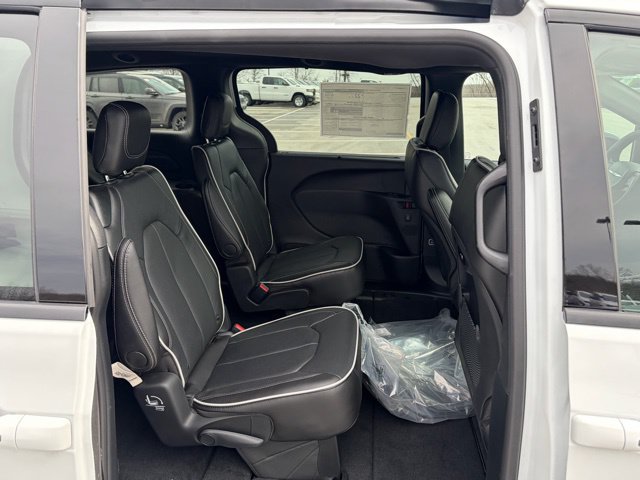 New 2026 Chrysler Pacifica Limited w/ S Appearance Package FWD image 31