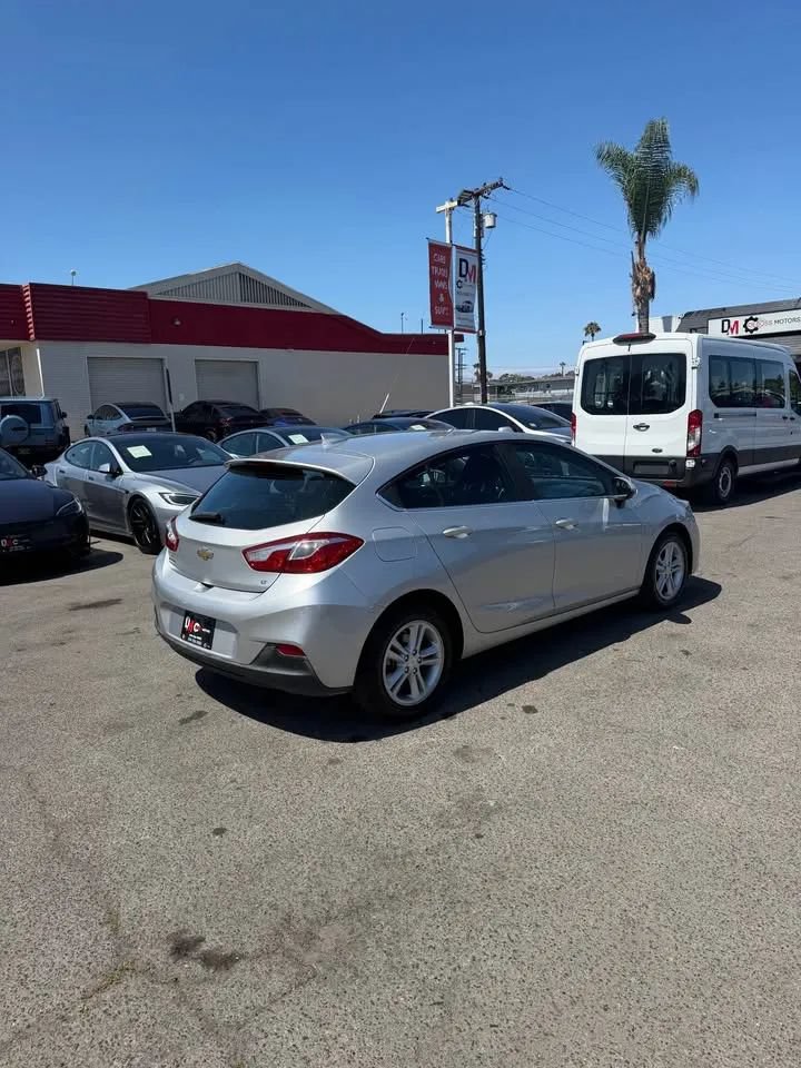 Used 2017 Chevrolet Cruze LT FWD image 4
