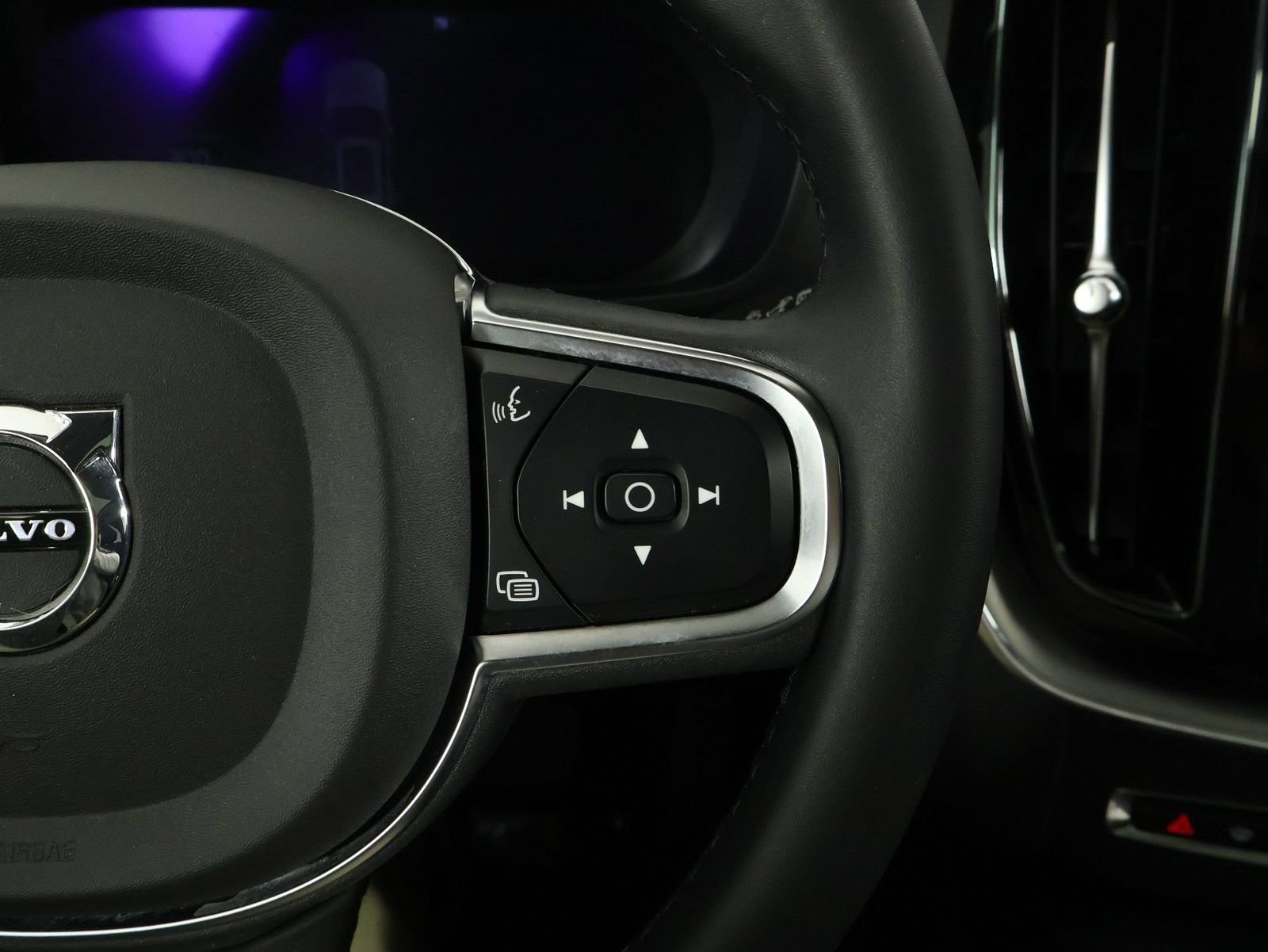 Certified 2024 Volvo XC60 B5 Core AWD/4WD image 11
