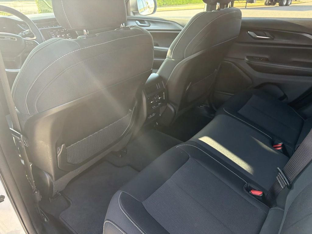 Used 2024 Jeep Grand Cherokee Laredo image 17