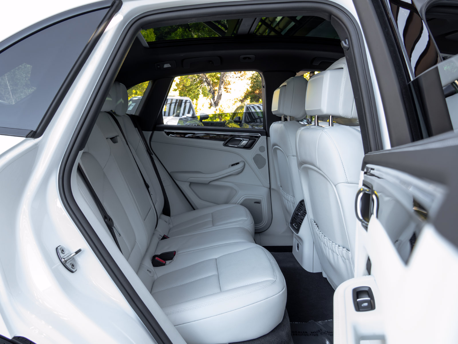 Certified 2025 Porsche Macan AWD/4WD image 49
