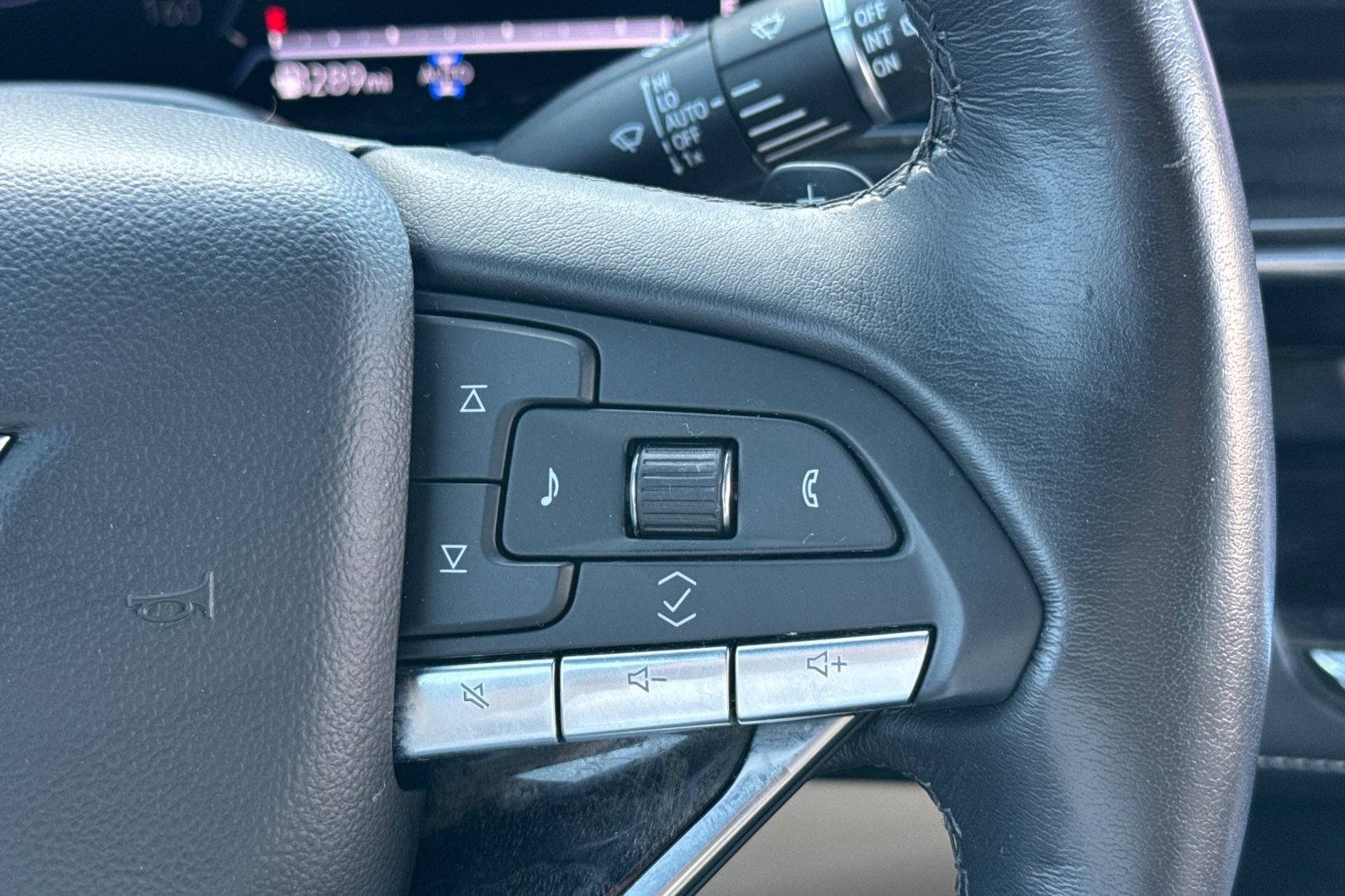 Used 2023 Cadillac Escalade ESV Premium Luxury image 35