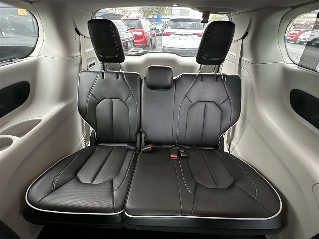 Used 2024 Chrysler Pacifica Limited w/ Uconnect Theater Family Group image 24