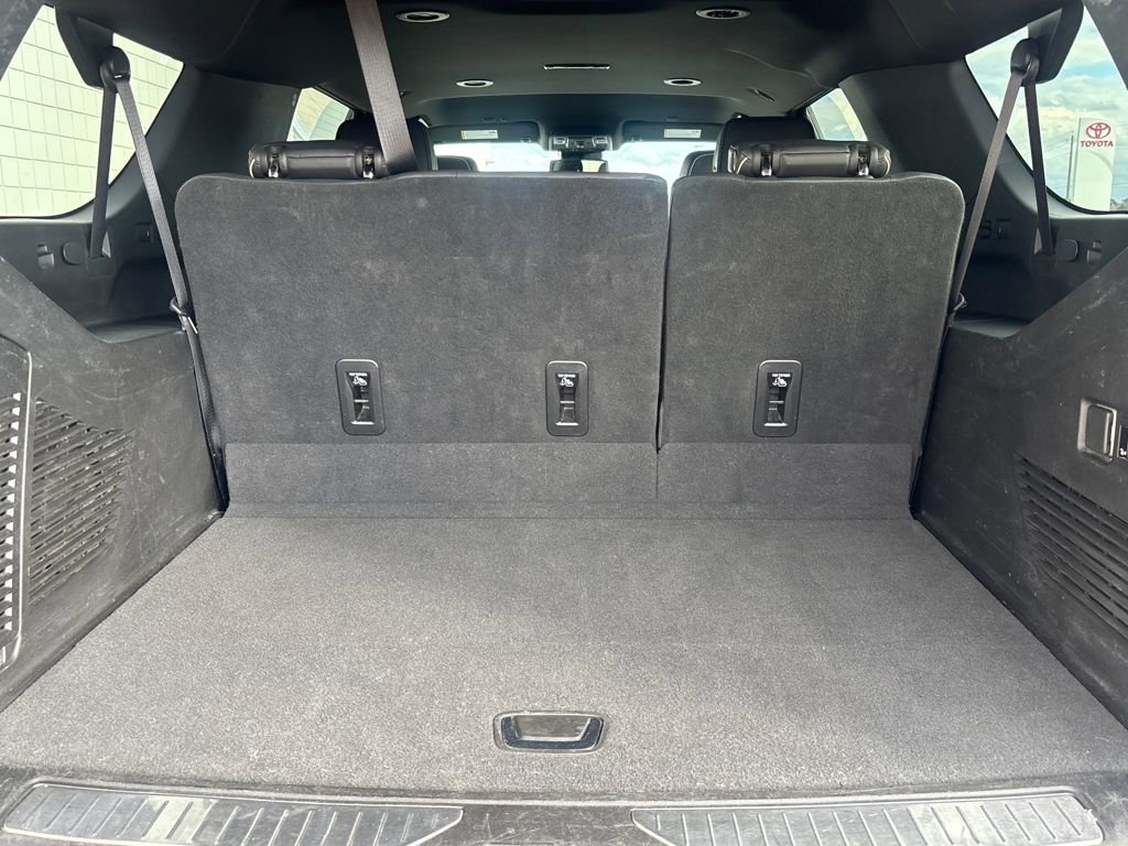 Used 2023 Chevrolet Suburban Premier image 32