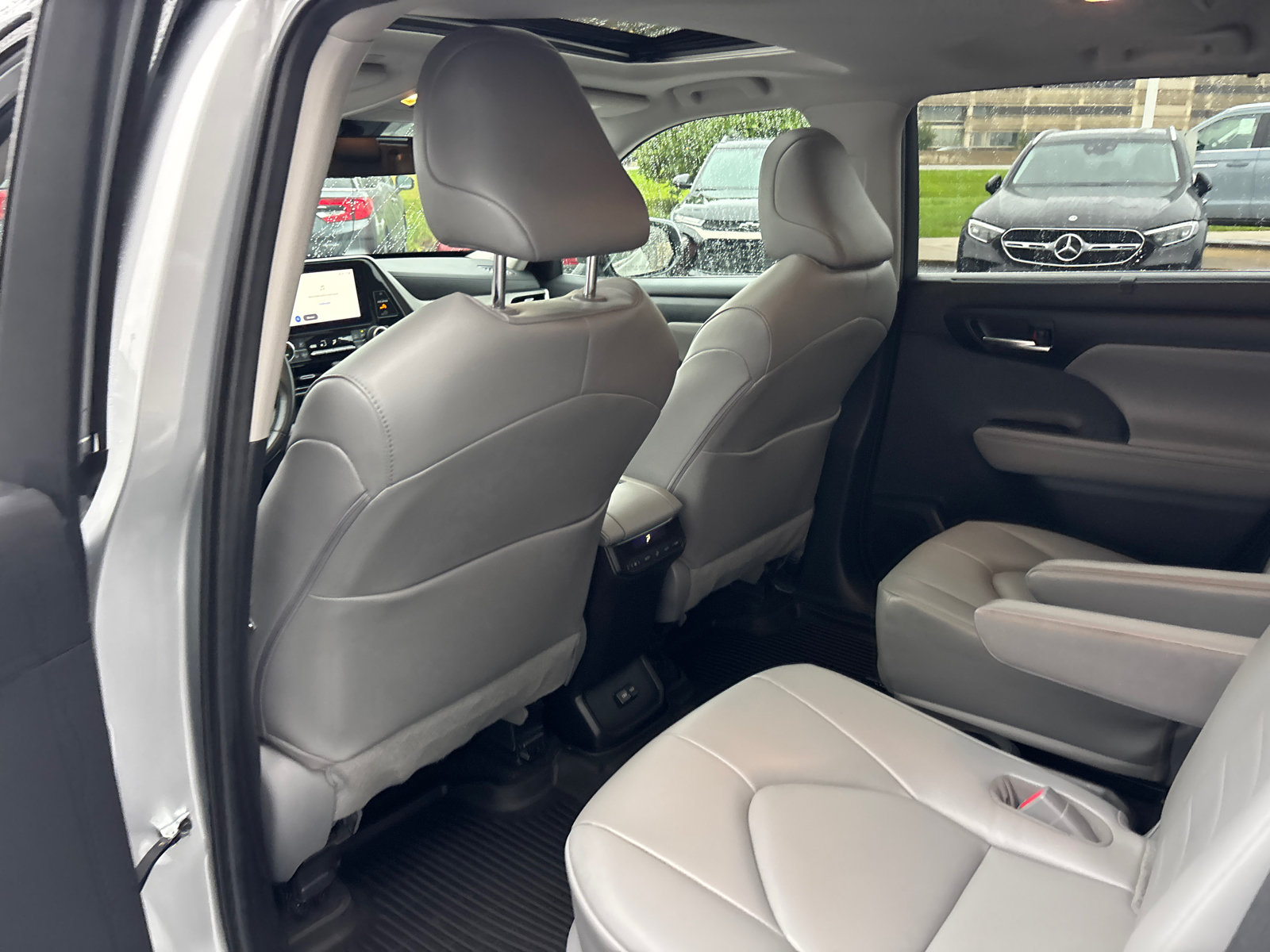 Used 2023 Toyota Highlander XLE AWD/4WD image 28