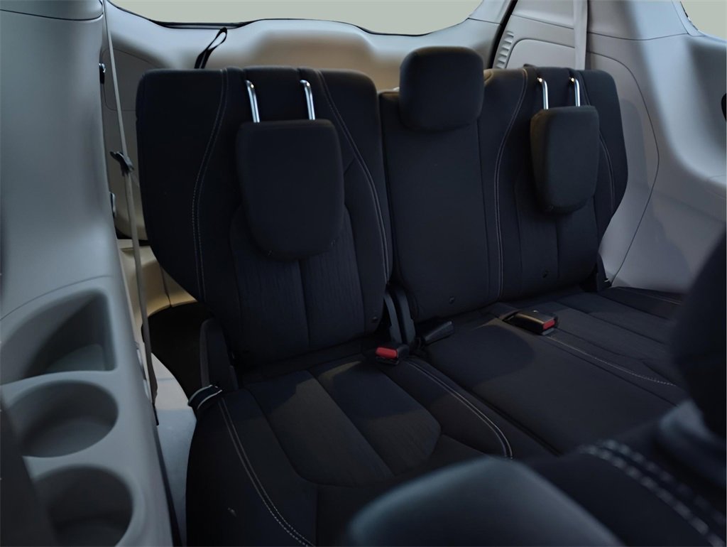 Used 2020 Chrysler Voyager LX image 27