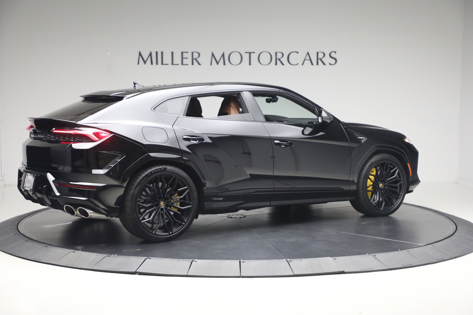Used 2025 Lamborghini Urus SE AWD/4WD image 8