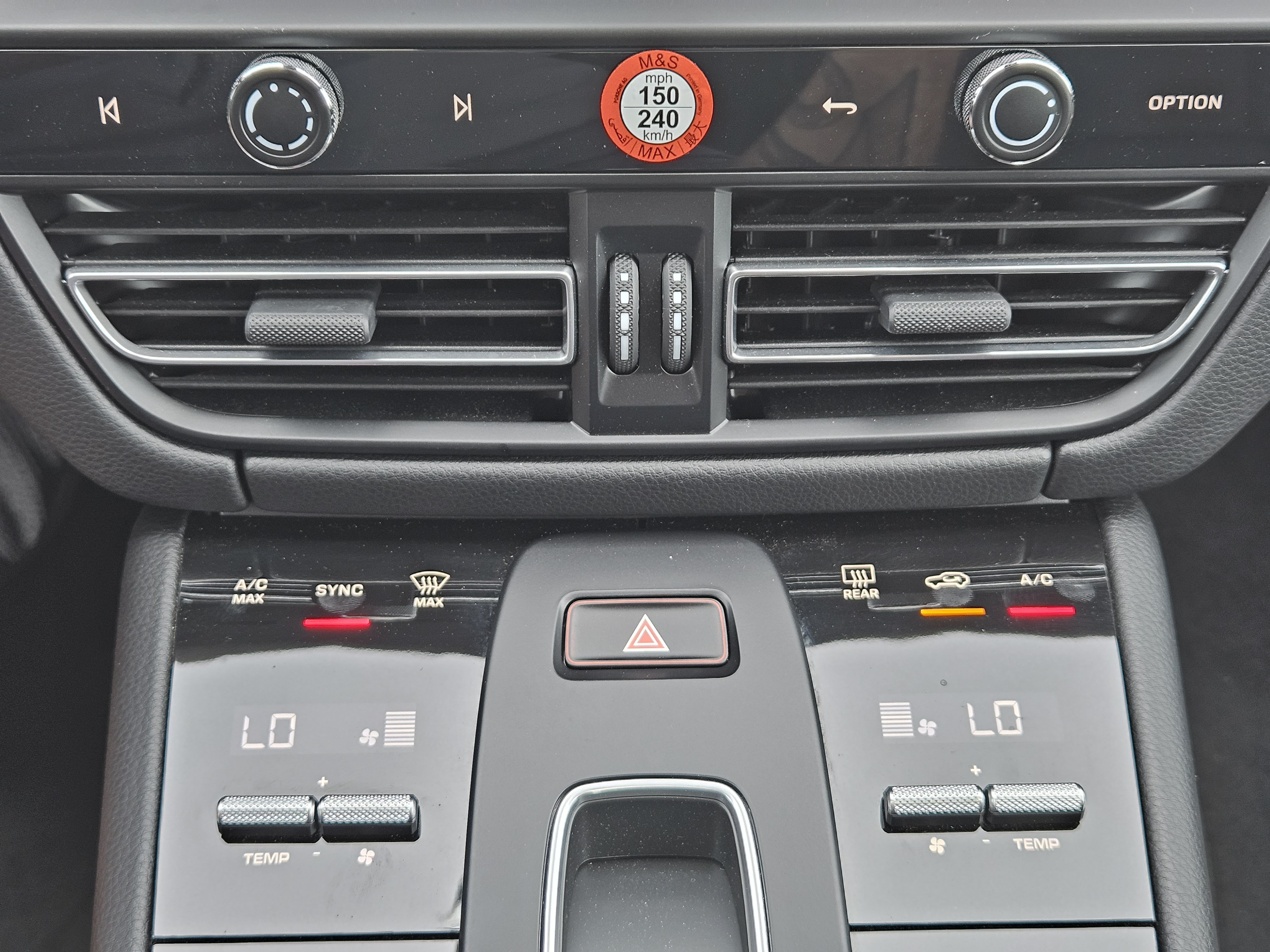 Certified 2025 Porsche Macan AWD/4WD image 19