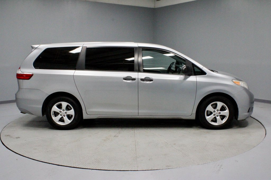 Used 2015 Toyota Sienna L image 10
