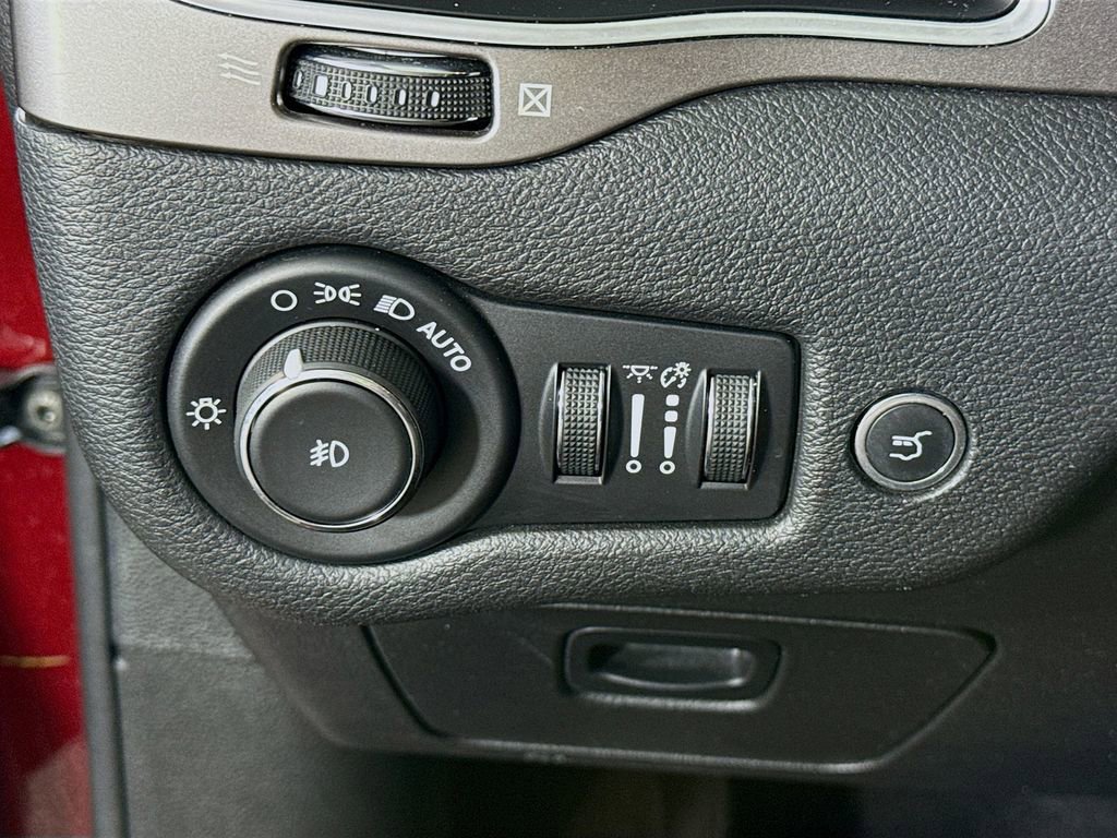 Used 2020 Jeep Cherokee Latitude Plus w/ Comfort/Convenience Group AWD/4WD image 20