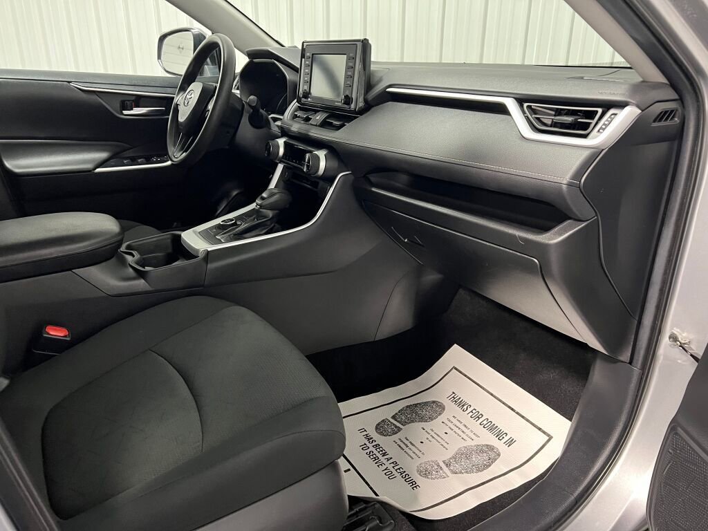 Used 2021 Toyota RAV4 XLE w/ Convenience Package image 3