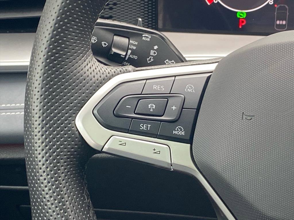 Used 2025 Volkswagen Tiguan SE R-Line image 8