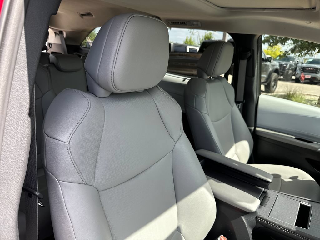 Used 2025 Toyota Sienna XLE FWD image 42