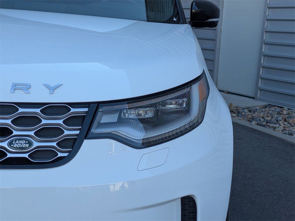 Used 2025 Land Rover Discovery S image 12