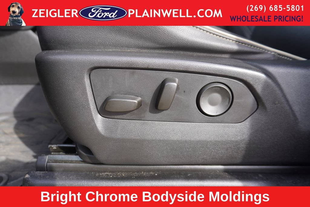 Used 2023 GMC Yukon XL SLT w/ SLT Premium Package image 23