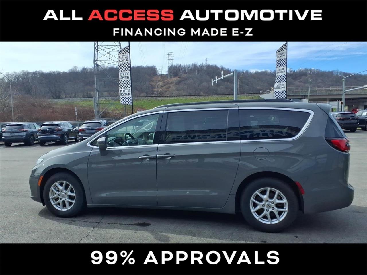 Used 2022 Chrysler Pacifica Touring-L image 3