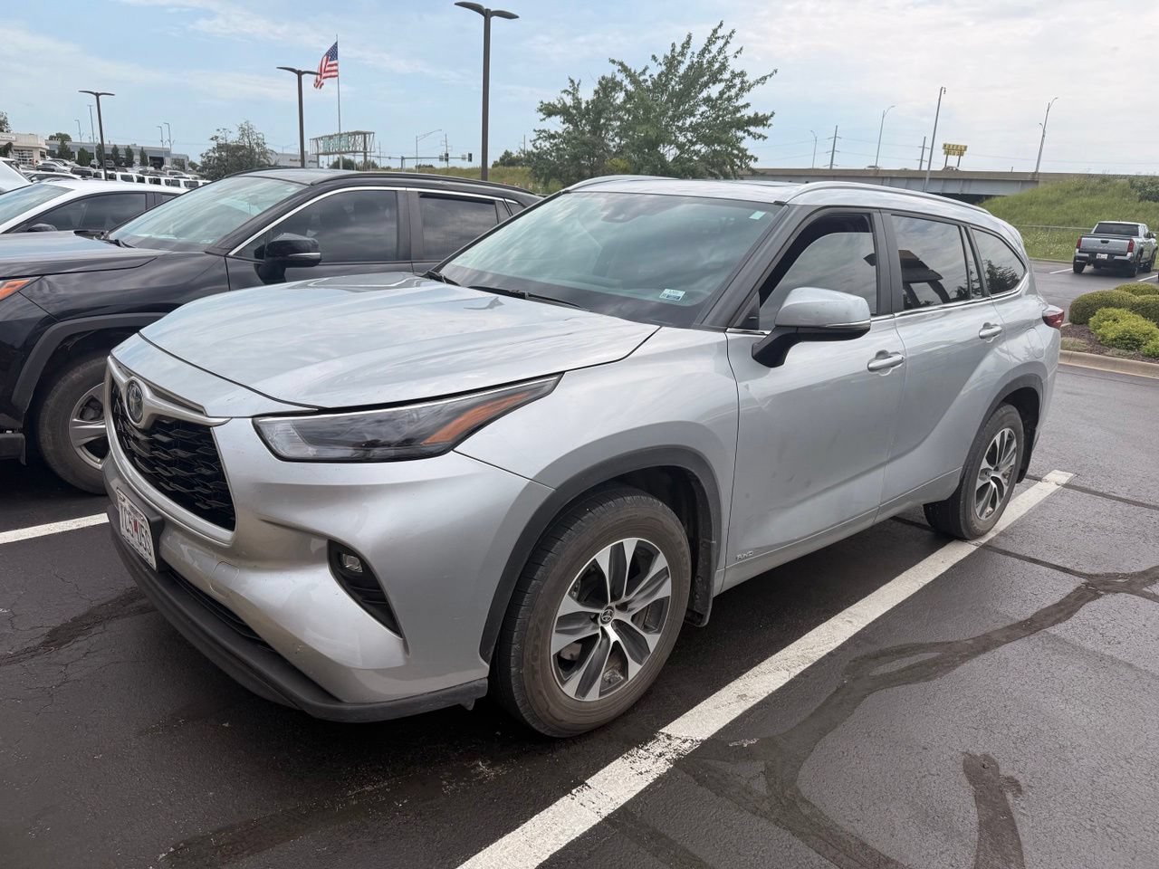 Used 2023 Toyota Highlander XLE AWD/4WD image 3