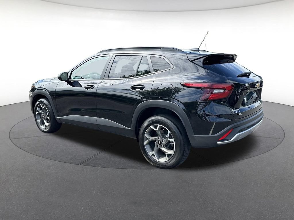 Used 2024 Chevrolet Trax LT FWD image 3