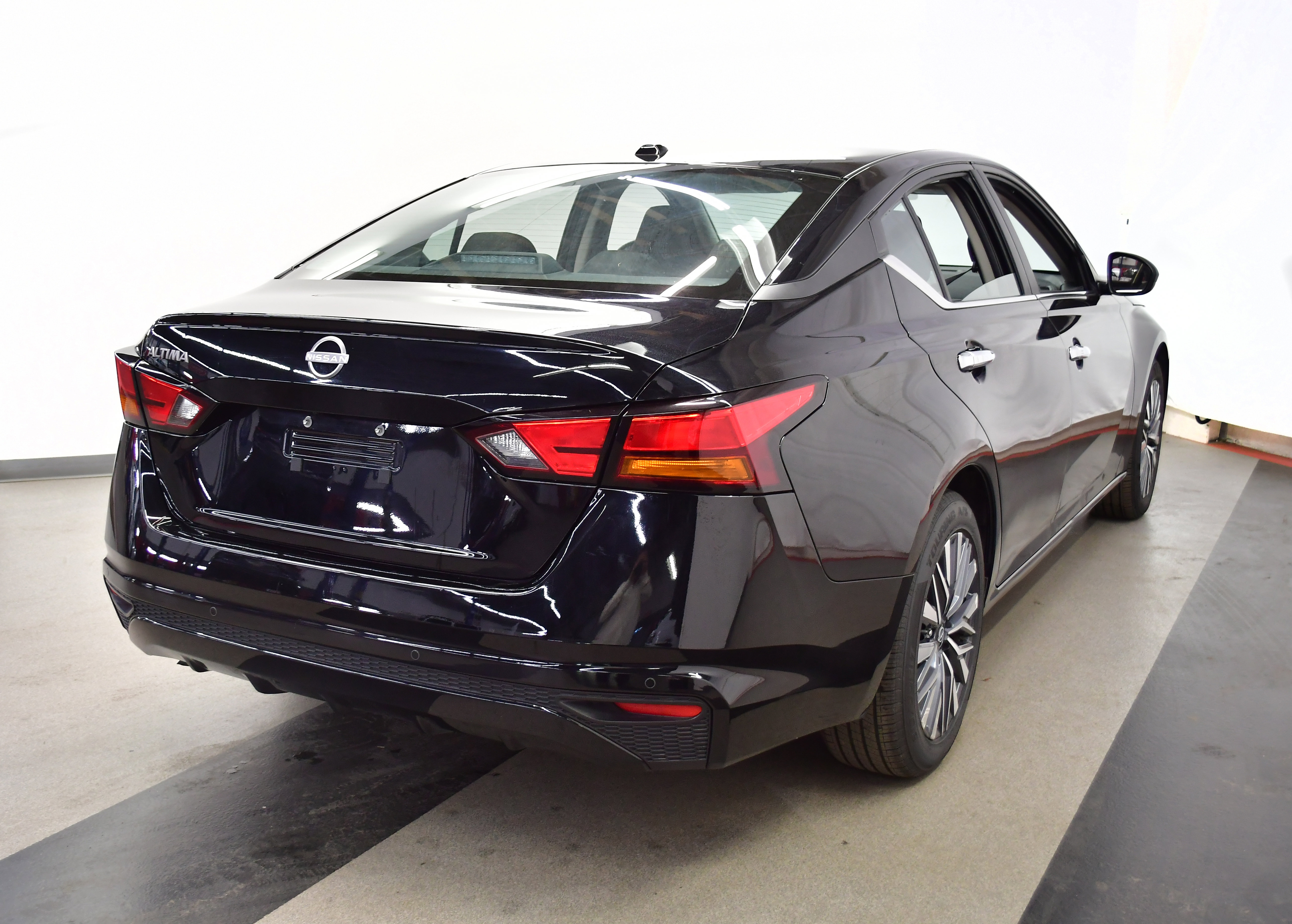 Used 2025 Nissan Altima 2.5 SV FWD image 7