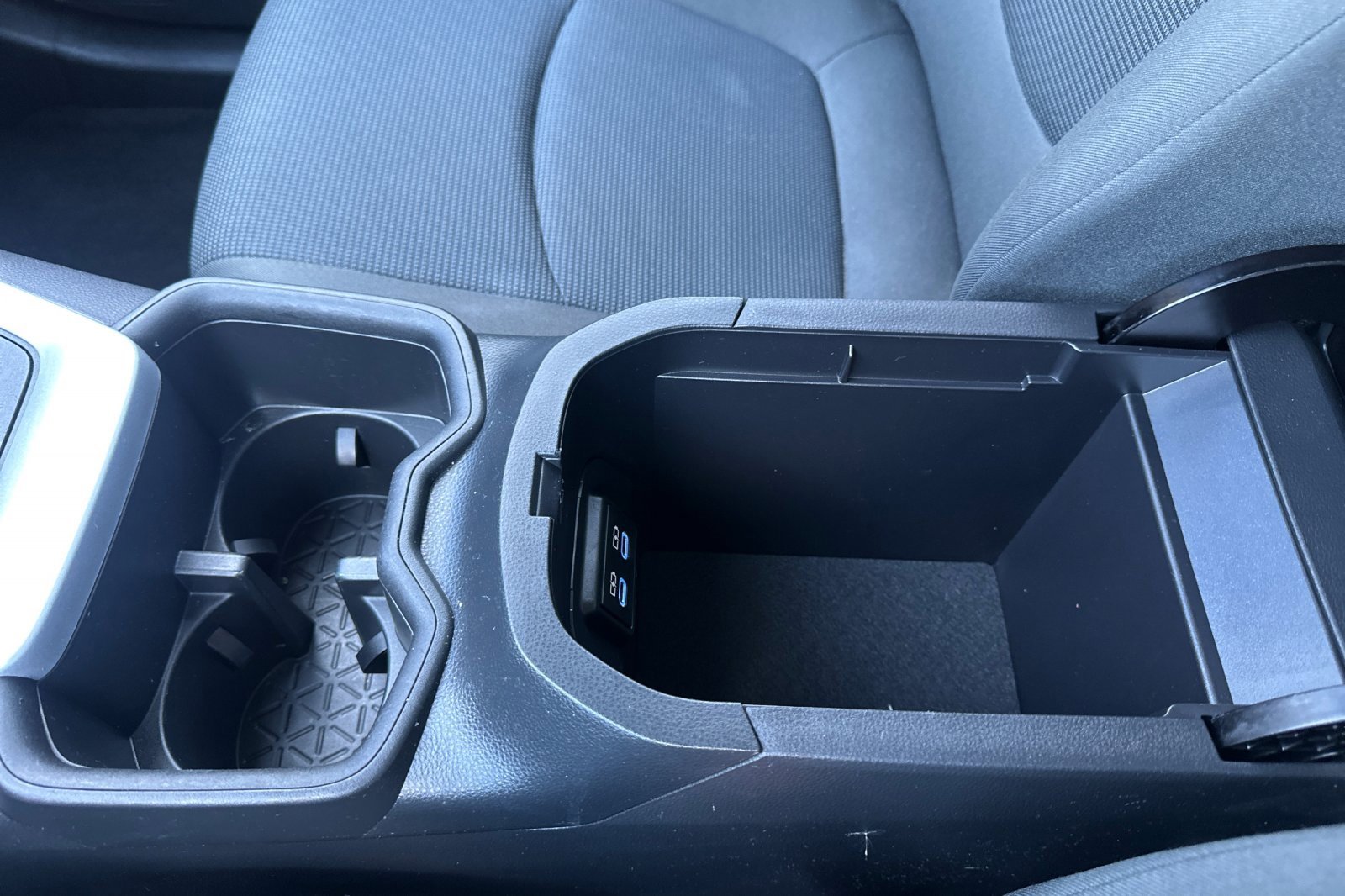 Used 2022 Toyota RAV4 LE image 32