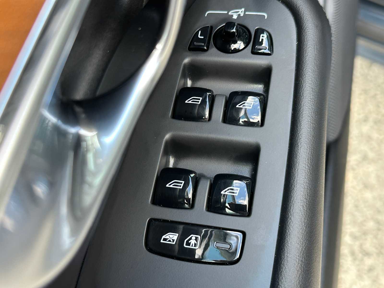 Certified 2023 Volvo XC90 T8 Plus AWD/4WD image 21
