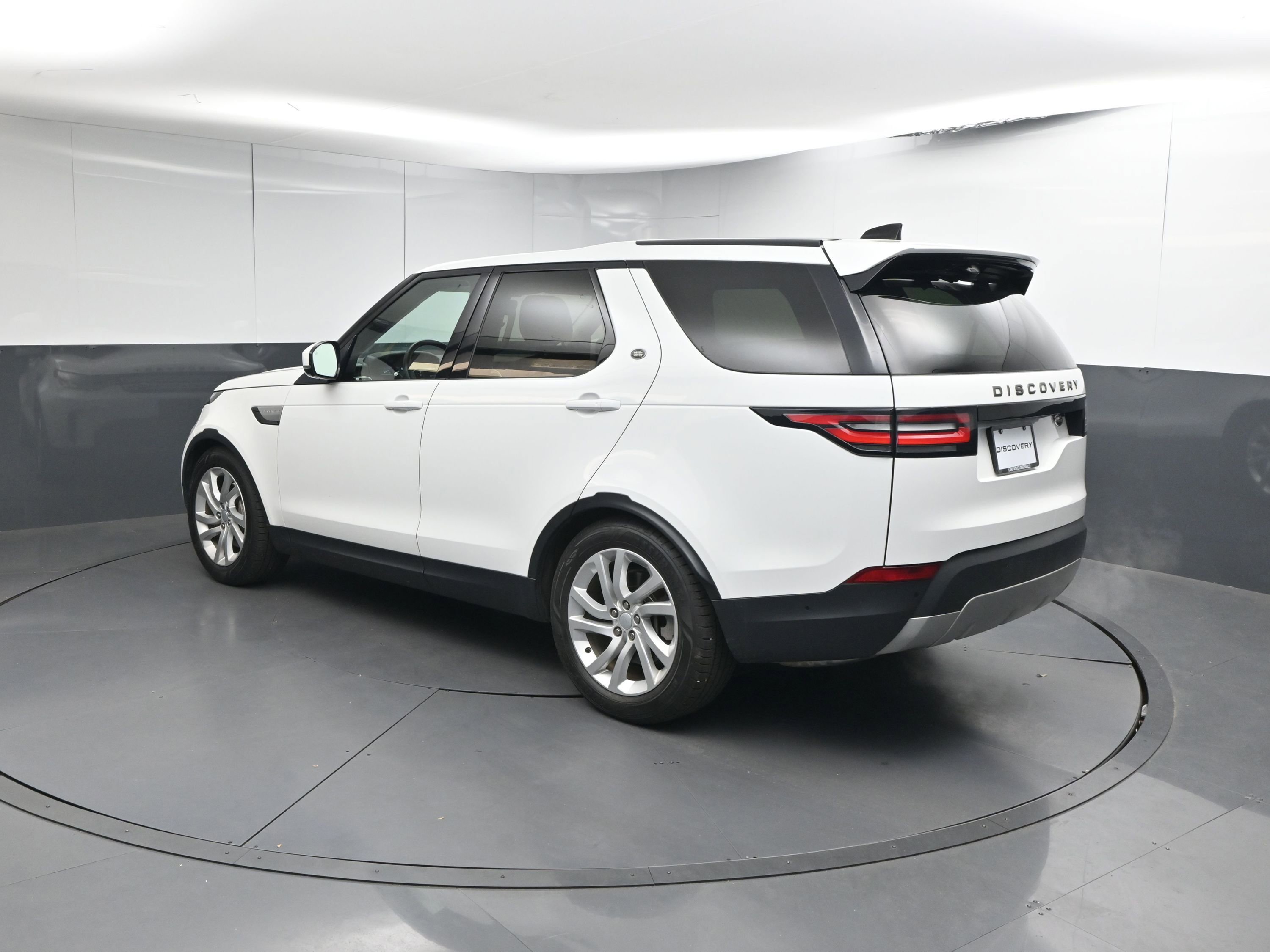 Used 2019 Land Rover Discovery HSE image 24